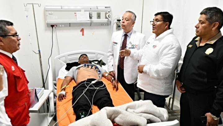 Ministro del Interior visita a policías heridos tras manifestaciones ciudadanas
