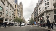 Un hombre atrincherado en la Gran Vía de Madrid amenaza con causar una explosión con bombonas de butano