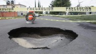 Aparece socavón en 130 poniente y a metros del bulevar Carmelitas en San Isidro Castillotla