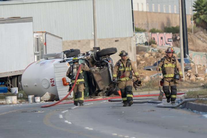 Volcadura de pipa con 12 mil kilos de gas deja 5 heridos y cierre de la Vía Rápida en Tijuana
