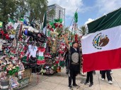 Desfile de 70 carritos da inicio a venta de adornos patrios en el Centro Histórico