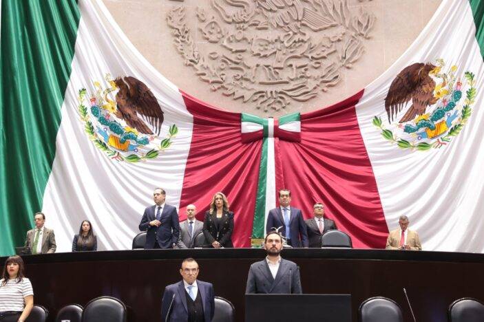 Guardan un minuto de silencio diputados federales por víctimas de la explosión de pipa en CDMX