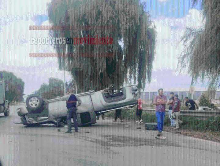 CONDUCTOR DE UNA CAMIONETA CIRCULABA A EXCESO DE VELOCIDAD Y TERMINÓ VOLCANDO EN MEXICALTZINGO