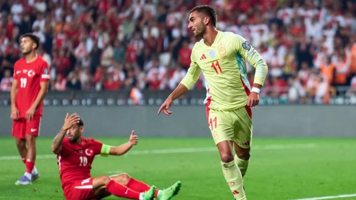 España golea a Turquía y camina firme al 2026