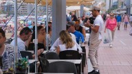 El tirón turístico sitúa a Canarias entre las cinco regiones donde baja el paro