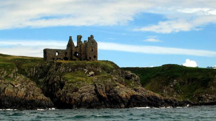 Ponen a la venta un castillo escocés por menos de 115.000 euros: está sobre un acantilado y tiene su propio fantasma
