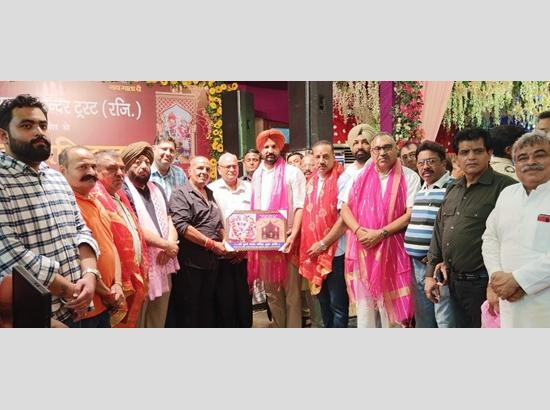 Raja Warring pays obeisance at Shri Durga Mata Mandir during Navratri [ FULL VIEW ]