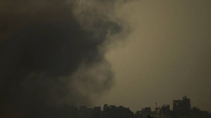 Israel mata a un centenar de palestinos en Gaza y miles de personas huyen al sur