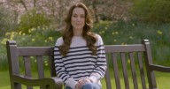 El cáncer de Carlos III y Kate podrían estar relacionados con la vacuna de covid, según un médico británico