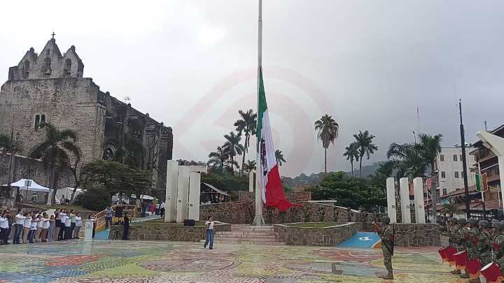 Honores e izamiento de bandera por 215 aniversario del Grito de Independencia