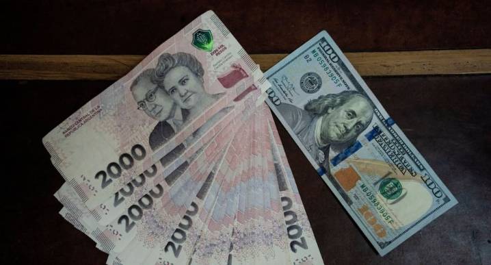 Dólar se dispara en Argentina y alcanza nuevo récord mientras bolsa de Buenos Aires se desploma tras duro revés electoral de Milei