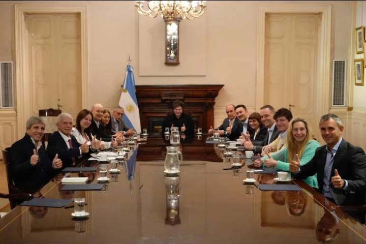 Milei se reunió dos horas con el gabinete tras la caída en las elecciones bonaerenses