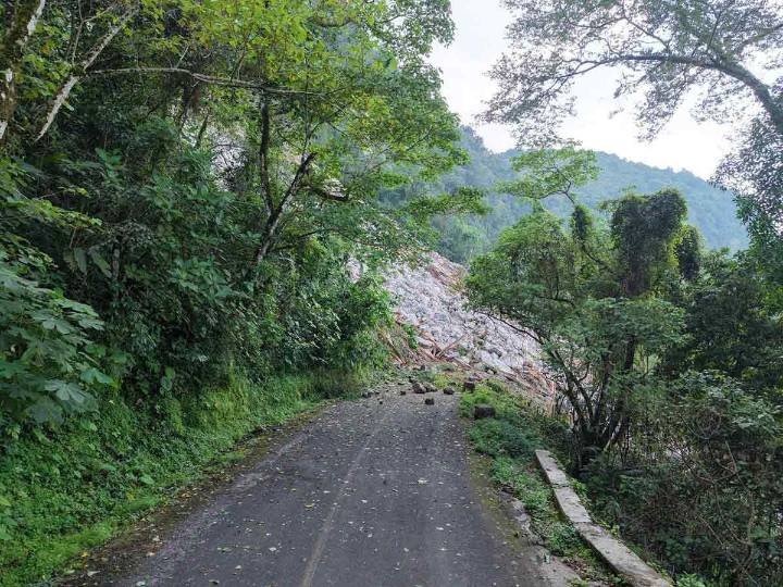 Bloqueada carretera de Hidalgo por desgajamiento de cerro