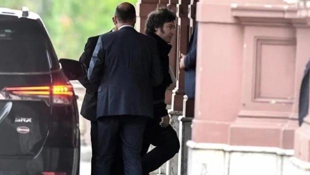 Milei encabezó la primera reunión de la mesa política con sus seis funcionarios de confianza