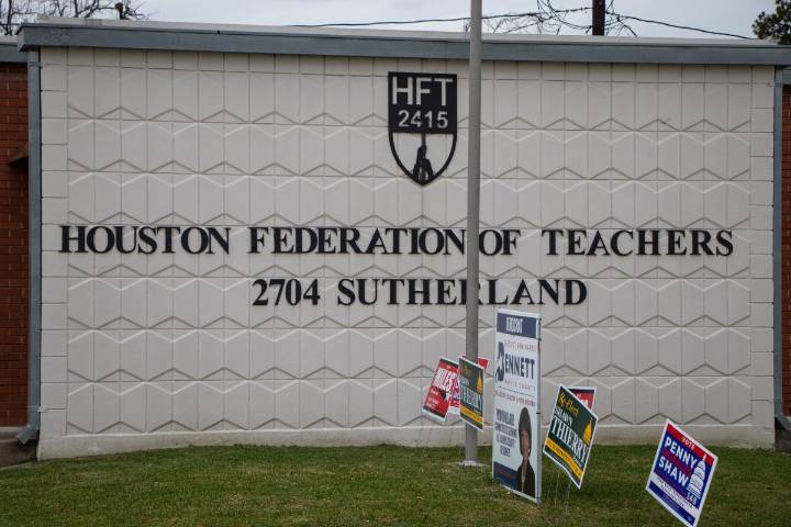 Judge issues partial injunction against Houston ISD in pay-for-performance dispute with teachers’ union – Houston Public Media