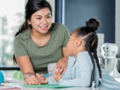 Trabajar en Estados Unidos: Cuánto gana una niñera o "nanny" por hora