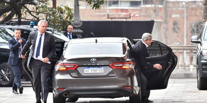 El Gobierno habilitó una baja de tasas y afrontará una nueva pulseada con los bancos para evitar que queden pesos sueltos en el mercado