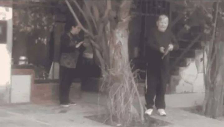 Un vecino graba el impactante momento en que su compañero de al lado abre fuego con una escopeta tras una acalorada discusión