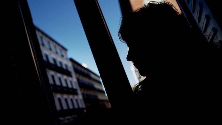 La vida cuando el agresor se salta la orden de alejamiento: "Me fui de España porque me aterraba"