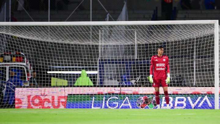 Cruz Azul rescató el invicto vs. Querétaro 2-2, con todo y un gran pecado del portero Kevin Mier.