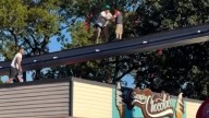 Un menor fue grabado mientras recorría altos rieles de un parque: las imágenes muestran el angustiante momento de su rescate