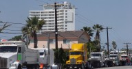 Camioneros de Rosarito buscan solución para el manejo del cascajo