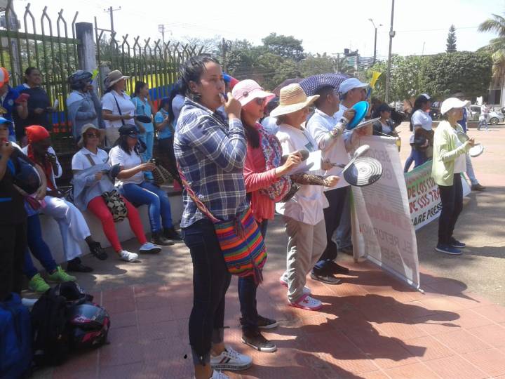 Con cacerolazo, trabajadores de la ESE de Primer Nivel cumplen 48 horas de protesta