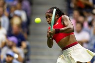 Deadspin | Coco Gauff struggles but holds off Leylah Fernandez to advance in China