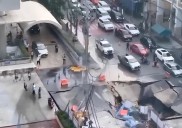 Vídeo: ¡Terror en Tailandia! La tierra se abre en un descomunal socavón frente a un hospital y engulle varios coches