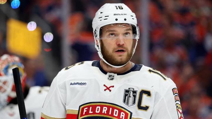 Aleksander Barkov injury: Panthers captain suffers torn ACL, could miss entire 2025