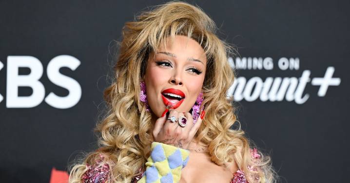 Doja Cat Opens Bizarre MTV VMAs by Eating Her Lipstick
