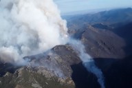 Posibles intoxicaciones en el incendio de Guadalajara obliga a la retirada de bomberos