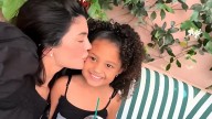 Kylie Jenner y sus hijos protagonizan viral rutina de belleza familiar