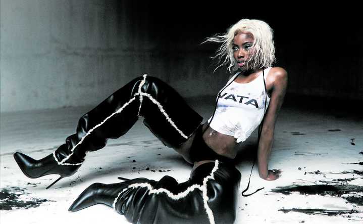 Suzete abraza sus raíces, la sensualidad y el desamor en 'Baby Wata', su primer álbum