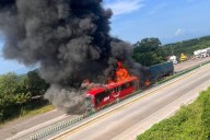 ADO es consumido por el fuego tras choque con tráiler en la autopista Córdoba