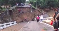 Colapsa puente en Mapastepec y deja varados a cientos en la costa de Chiapas: lluvias provocan derrumbes, inundaciones y cortes de energía