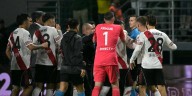 El polémico final de River-Palmeiras: de la expulsión de Acuña en el penal a la gresca en el final con el árbitro