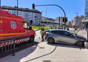 Un coche invade la acera y se empotra contra una valla en Oviedo