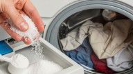 Por qué mezclar detergente y sal en la lavadora es el truco de limpieza que va a cambiar tu rutina