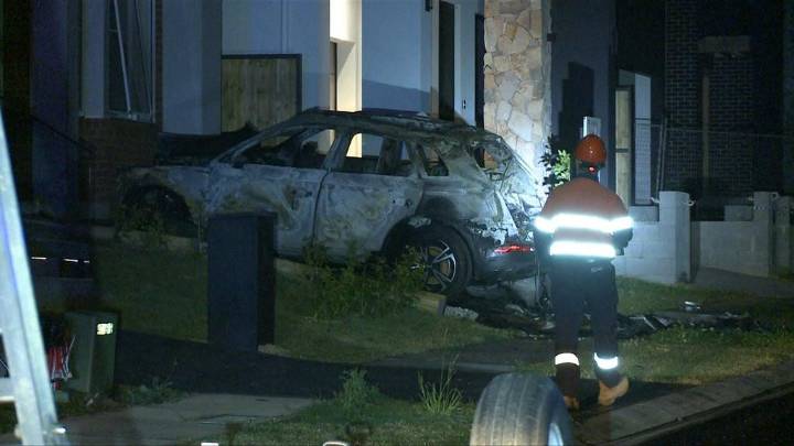7NEWS live updates: Cars torched in targeted attack, man allegedly stabbed in chest at Sydney home