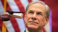 Es oficial: Greg Abbott firmó la ley de Texas que cambia el uso de los baños y entra en vigor en 2025