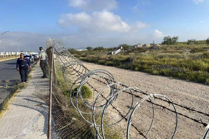 Vuelca y ‘aterriza’ acelerado en el aeropuerto de Ramos Arizpe; conductor ileso