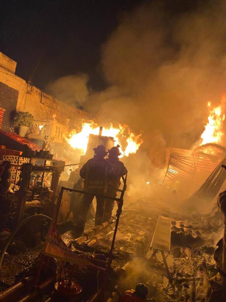 BOMBEROS DE CHIMALHUACÁN SOFOCAN INCENDIO EN LOCAL COMERCIAL DE ARTESANÍAS Y RESCATAN OCHO TORTUGAS