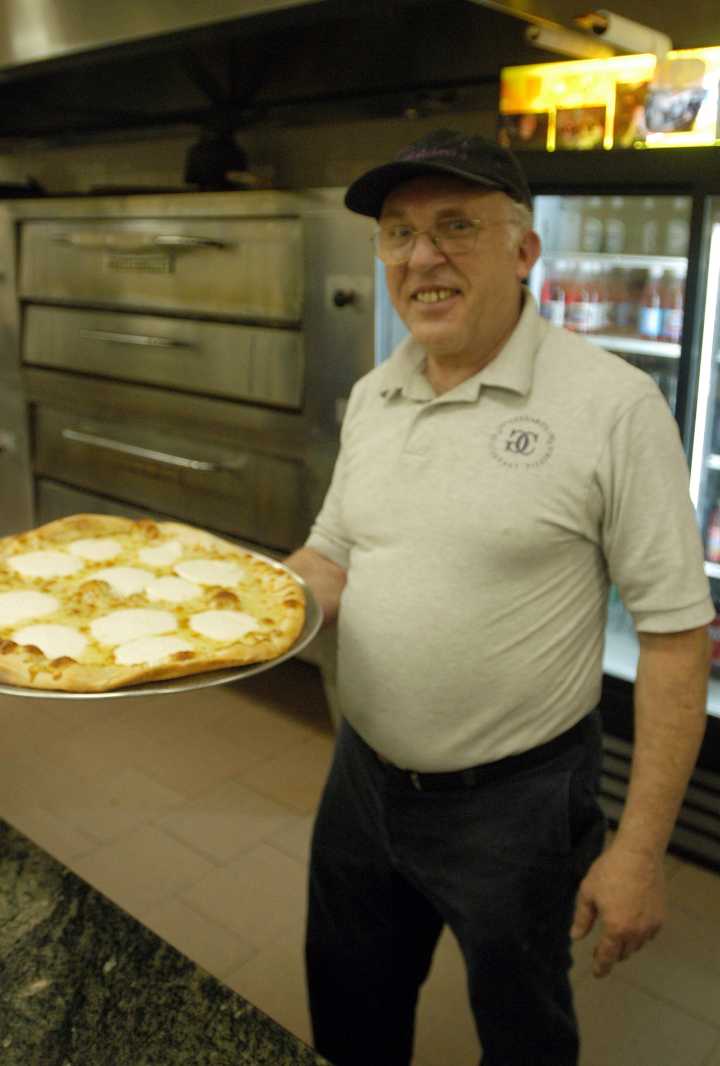 Staten Island man, whose pizza shop was the heart of a neighborhood, dies at 82