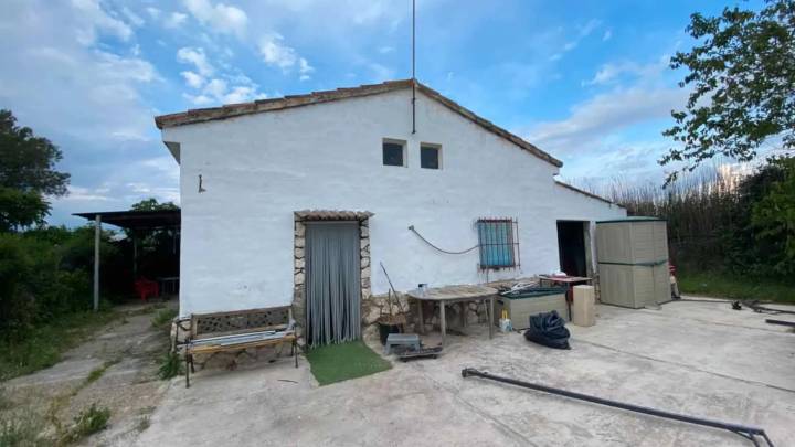 Casa barata en un pueblo cerca de Zaragoza por 79.000€ : más de 1.300 metros de terreno y piscina