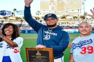 Miguel Rojas recibe premio Roy Campanella
