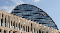 La Brújula de la economía: opa del BBVA al Sabadell, bajada en la producción de vehículos y déficit de viviendas (22/09/2025)