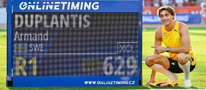 El pertiguista sueco, Armand Duplantis logró su tercer título mundial con un nuevo récord