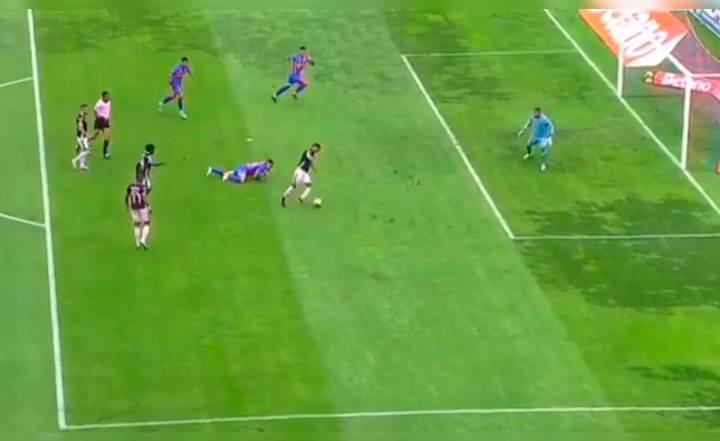 ¡Golazo 'maradoniano'! Carlos López se llevó a todos y anotó para Sport Boys