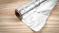 Adiós a los pelos de mascota: el truco más sencillo del papel de aluminio para eliminarlos de tu ropa
